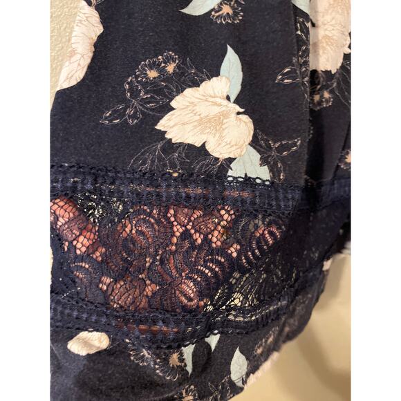 Torrid women’s Lacey tank top/blouse - Picture 3 of 7